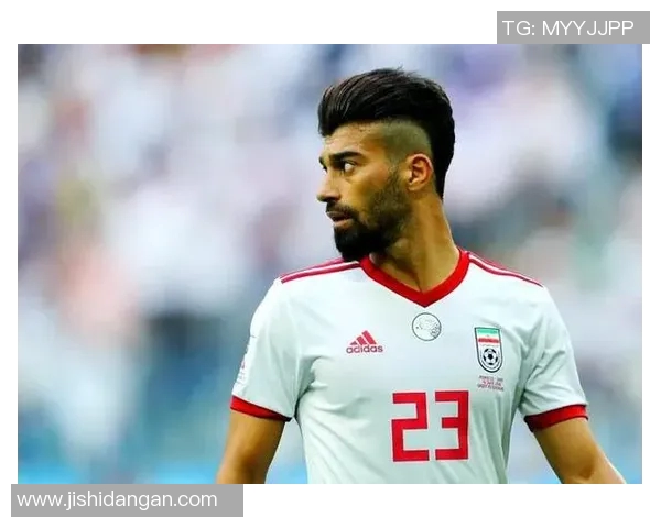 足球明星帅气卷发男生形象大赏展现个性与风采