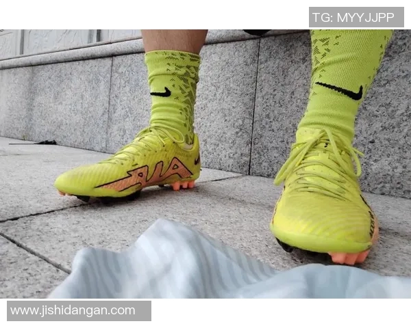 足球明星日常穿鞋揭秘时尚与舒适兼备的选择分析