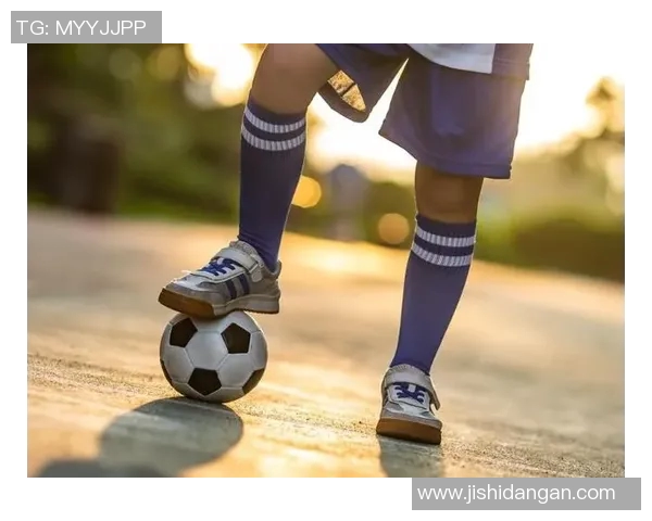 小孩子与足球明星的梦想碰撞在绿茵场上展开的奇妙旅程 小孩子与足球明星的梦想碰撞在绿茵场上展开的奇妙旅程